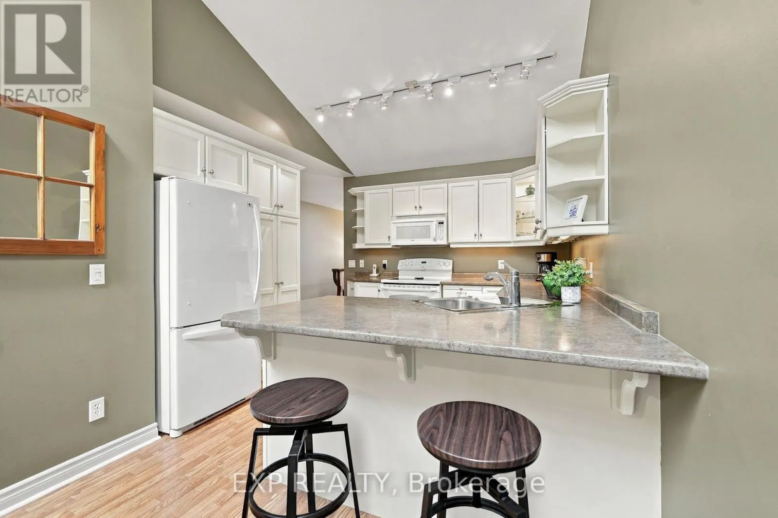 22 - 3241 MONTROSE ROAD #22