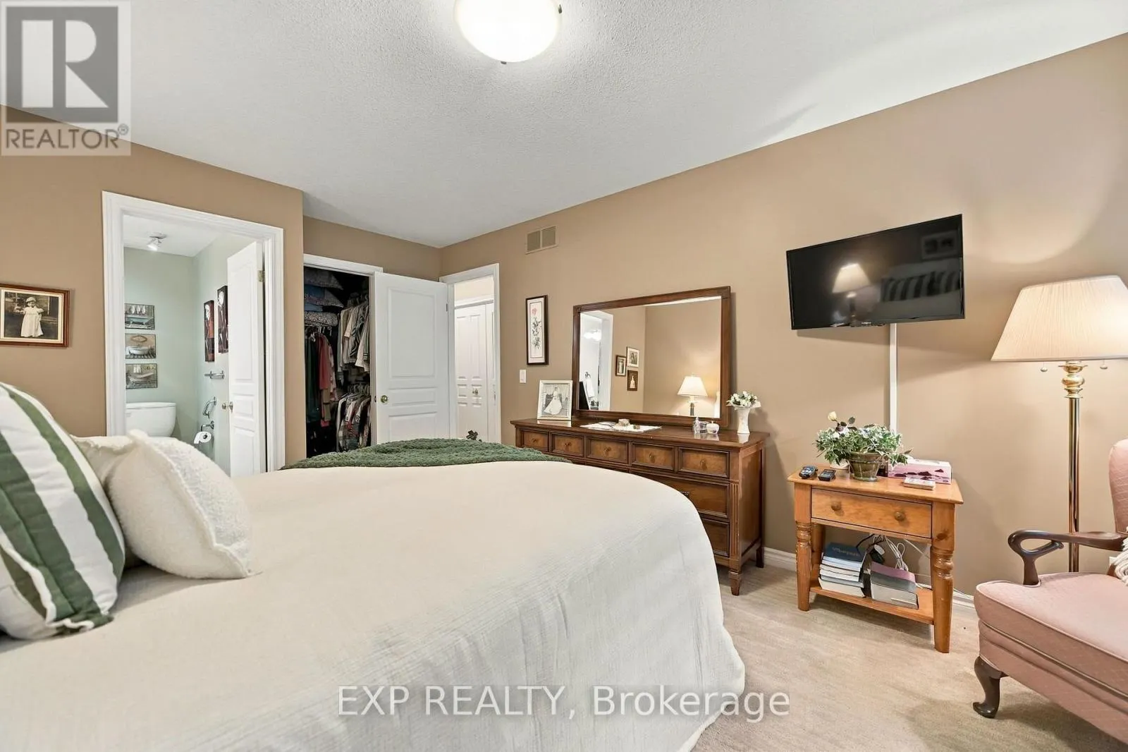 22 - 3241 MONTROSE ROAD #22