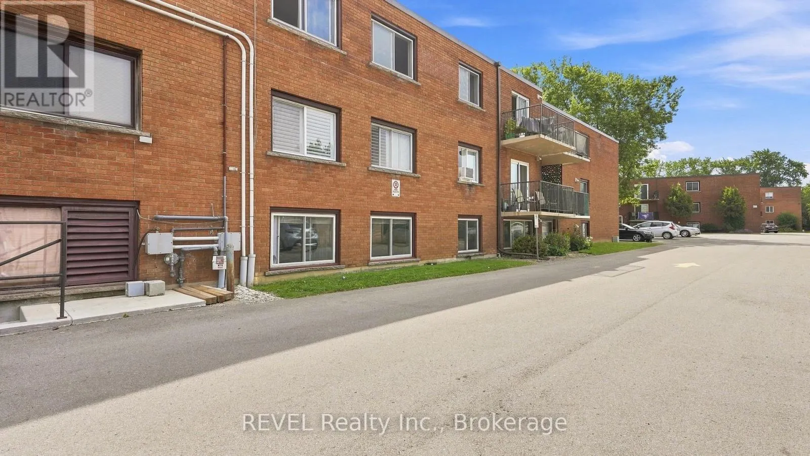 3 - 450 CARLTON STREET #3