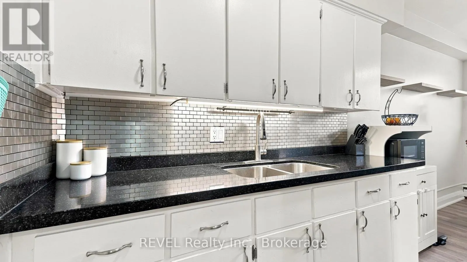3 - 450 CARLTON STREET #3