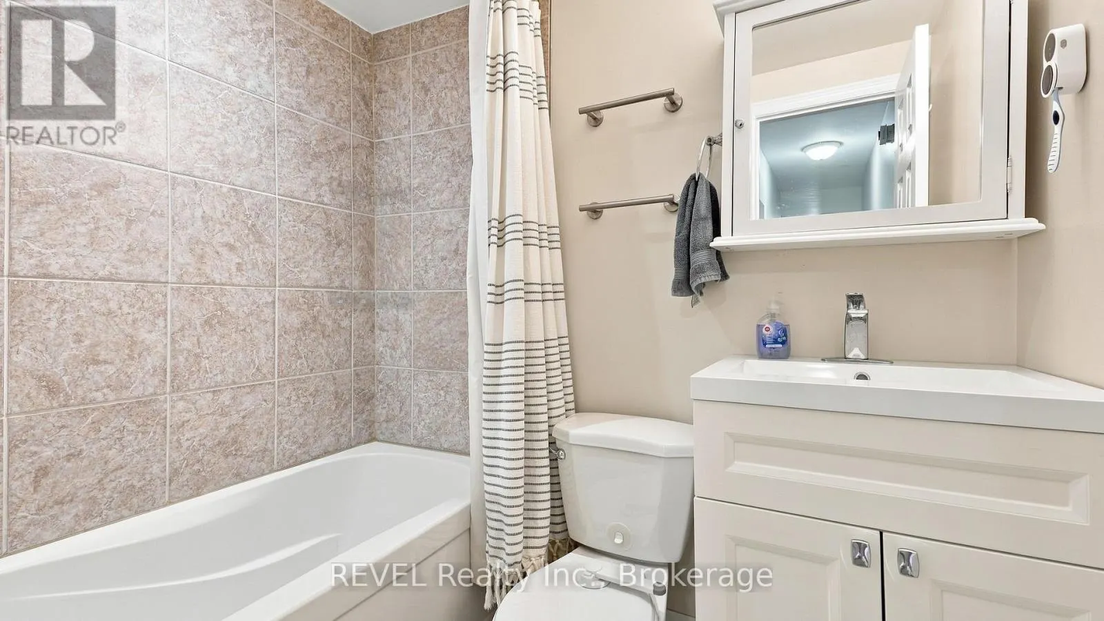 3 - 450 CARLTON STREET #3