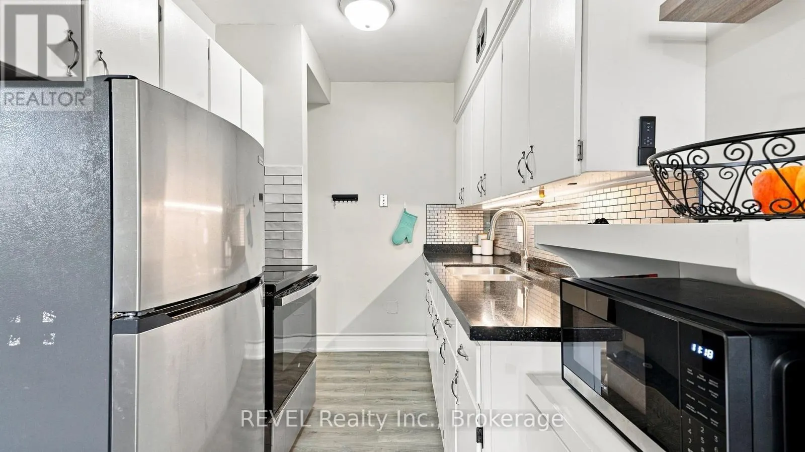 3 - 450 CARLTON STREET #3