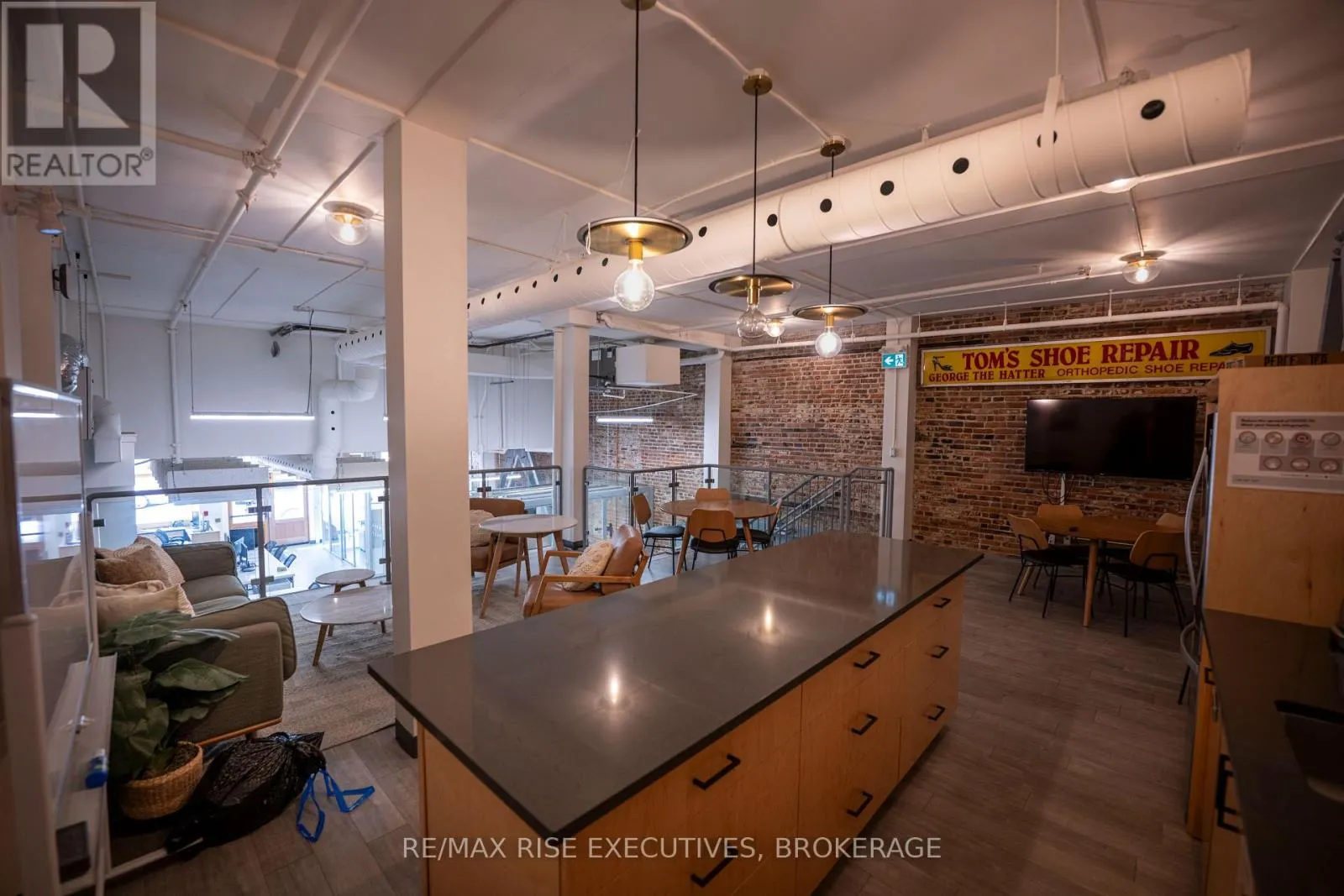 101 - 171 WELLINGTON STREET #101