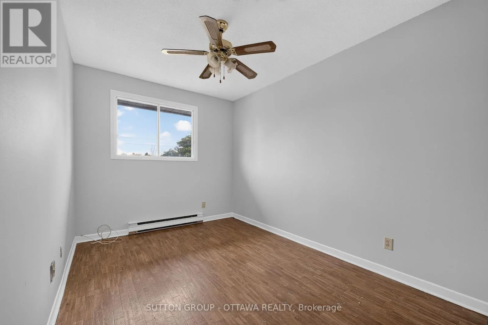 24 CARRAWAY CRESCENT