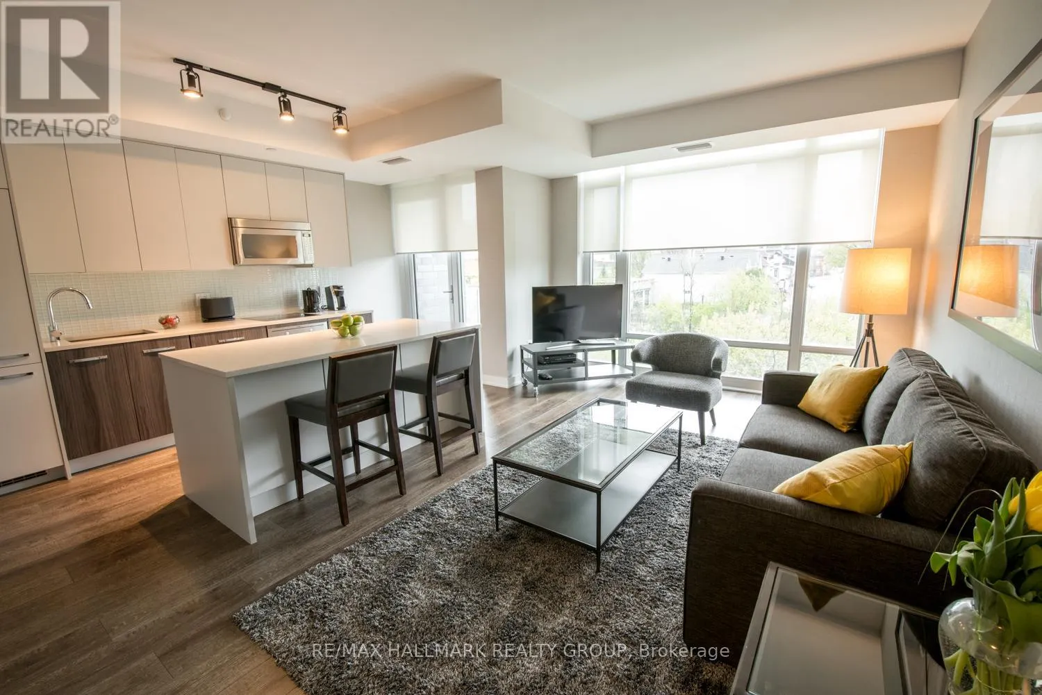 210 - 111 CHAMPAGNE AVENUE