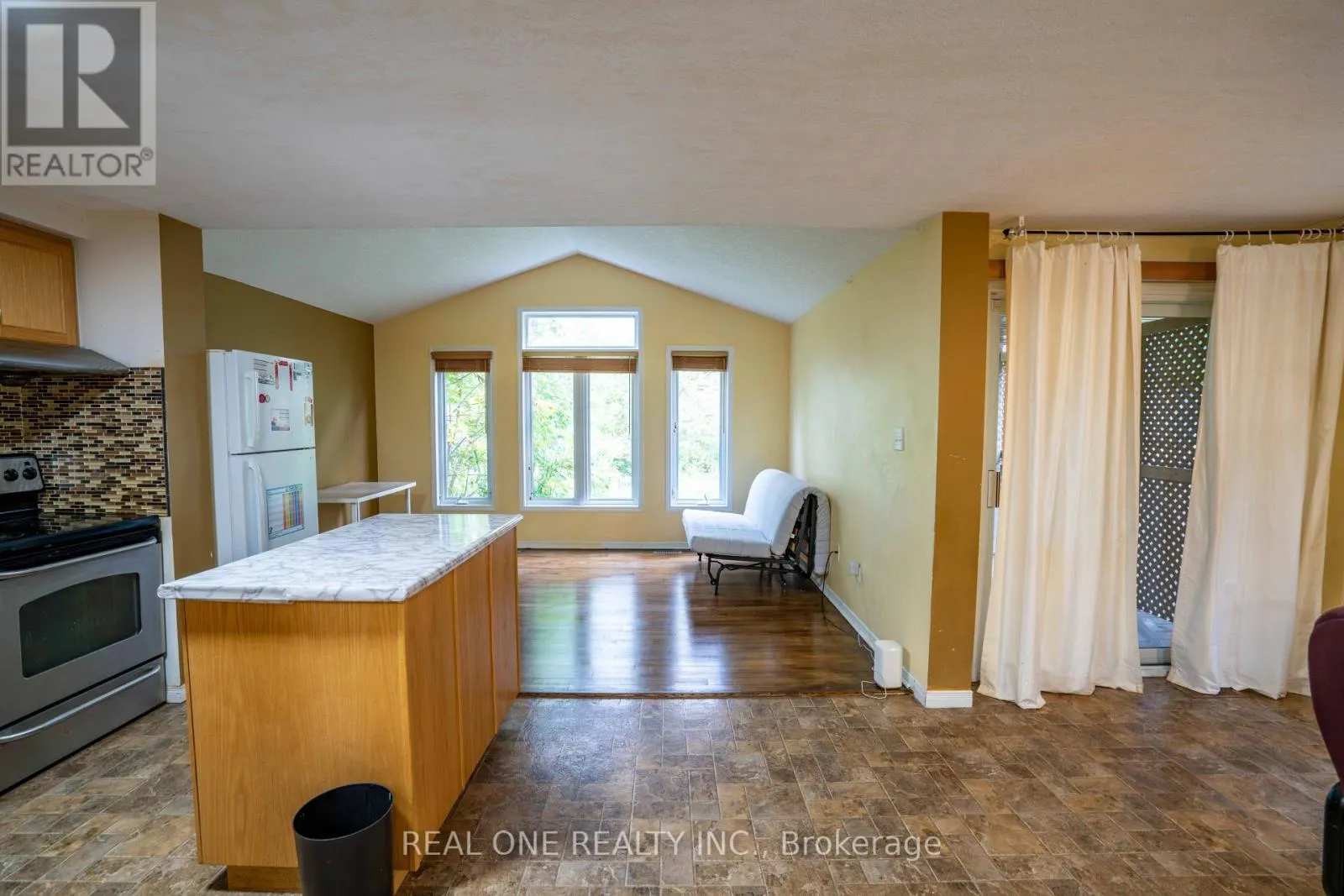 971 CREEKSIDE DRIVE