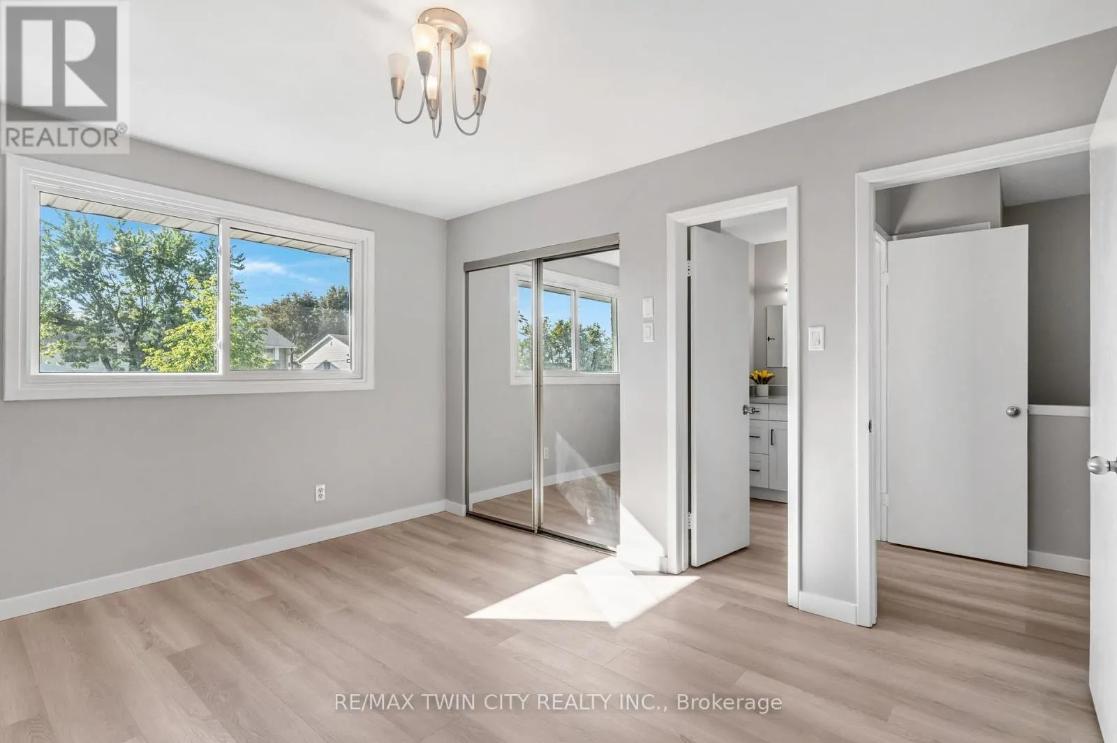 104 RALGREEN CRESCENT