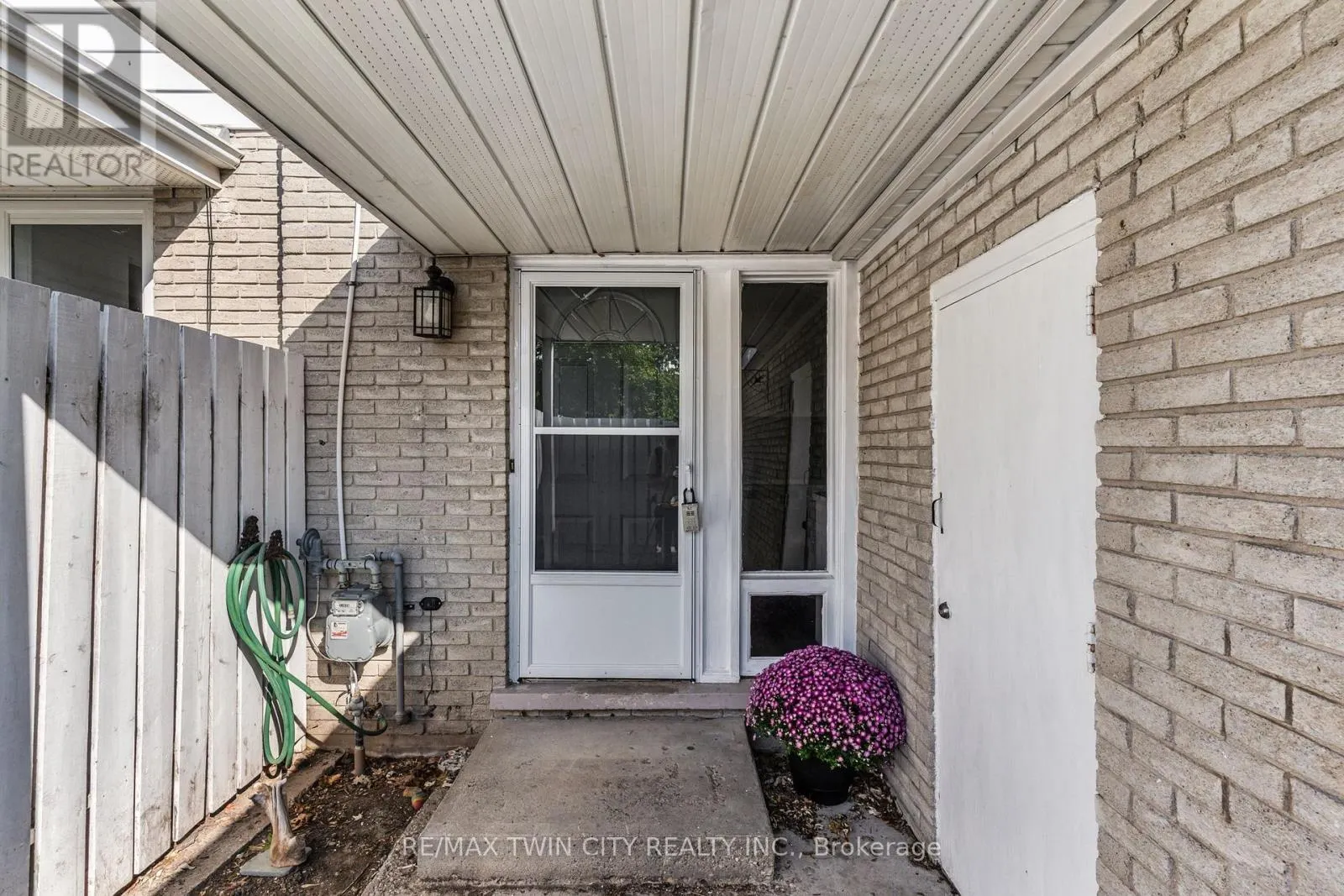 104 RALGREEN CRESCENT