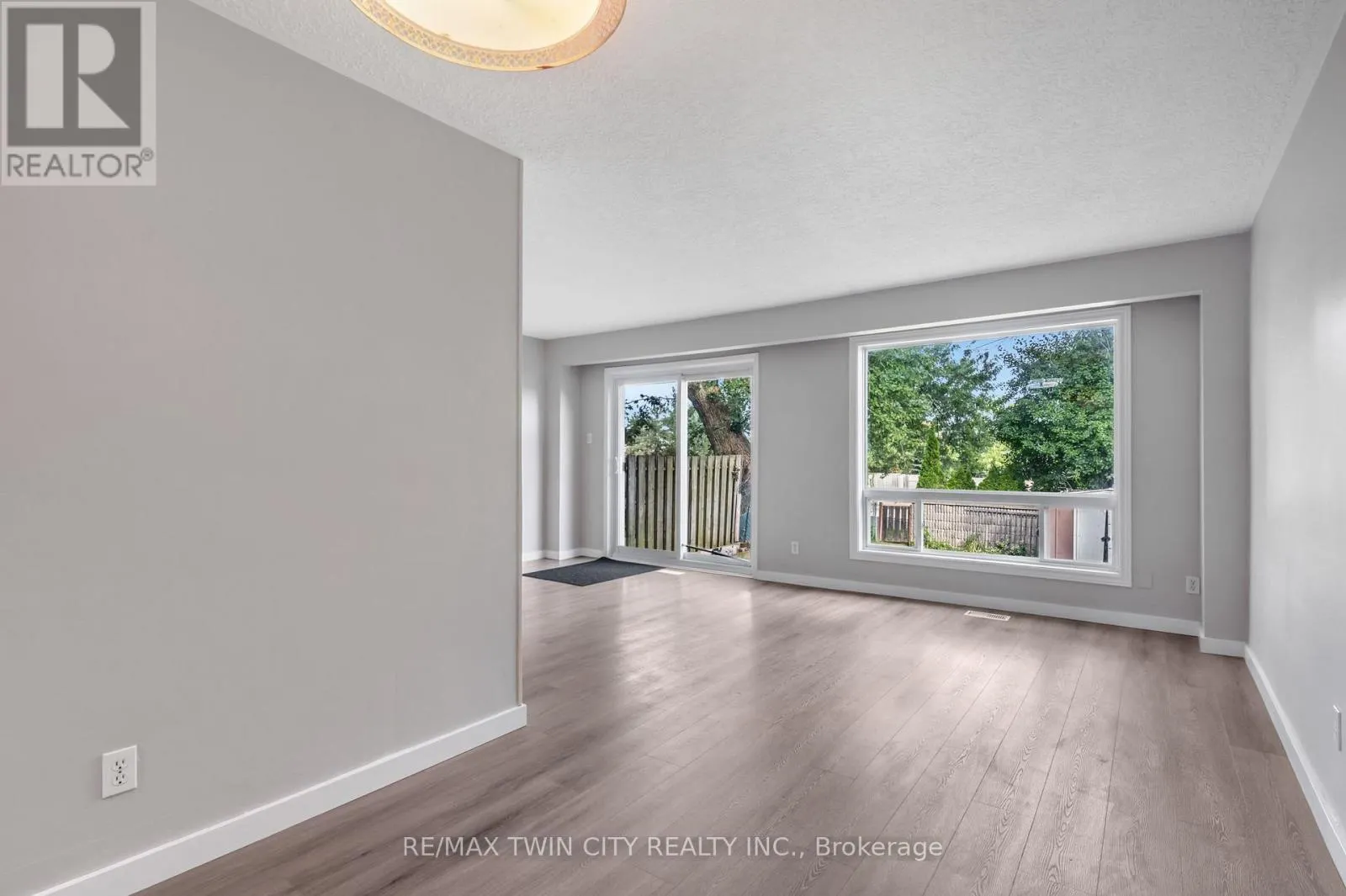 104 RALGREEN CRESCENT