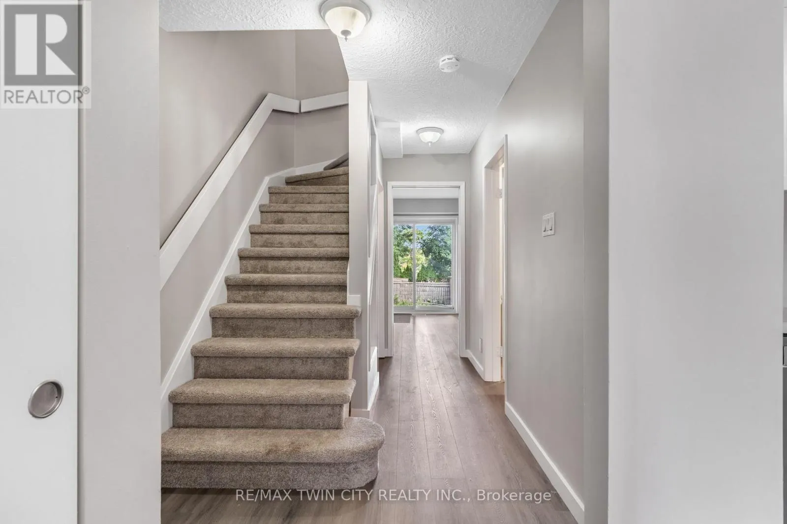 104 RALGREEN CRESCENT