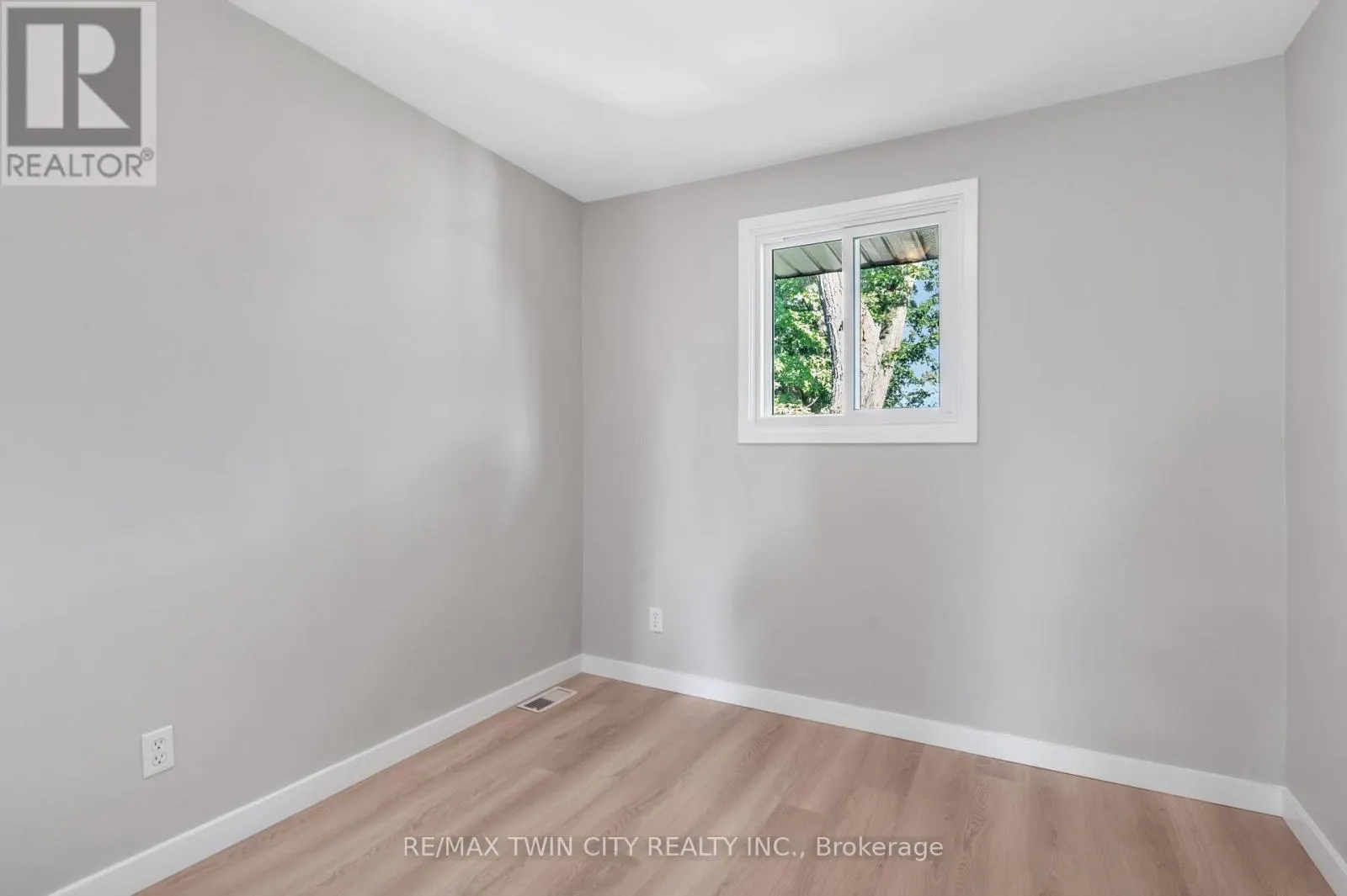 104 RALGREEN CRESCENT