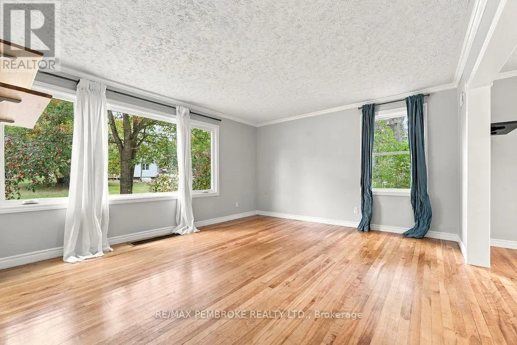 10 LAURIER AVENUE