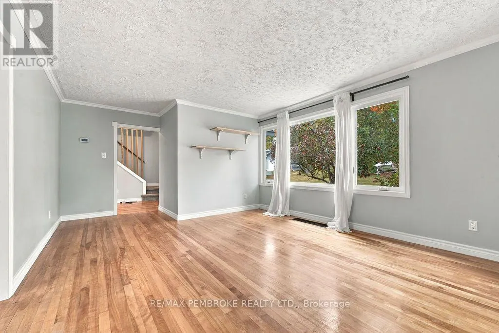 10 LAURIER AVENUE