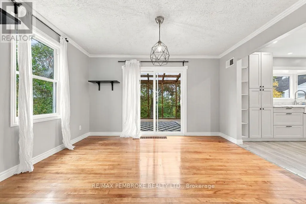 10 LAURIER AVENUE