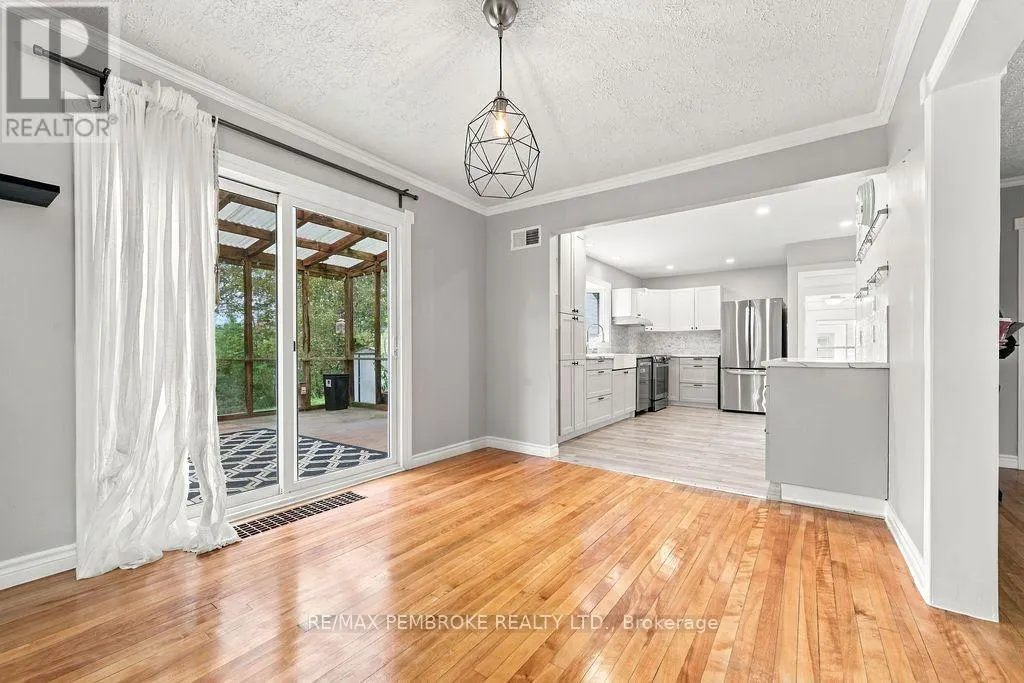 10 LAURIER AVENUE