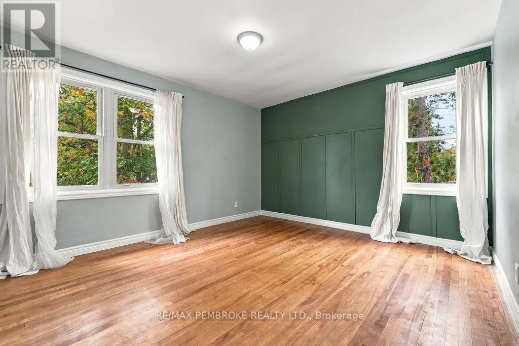 10 LAURIER AVENUE