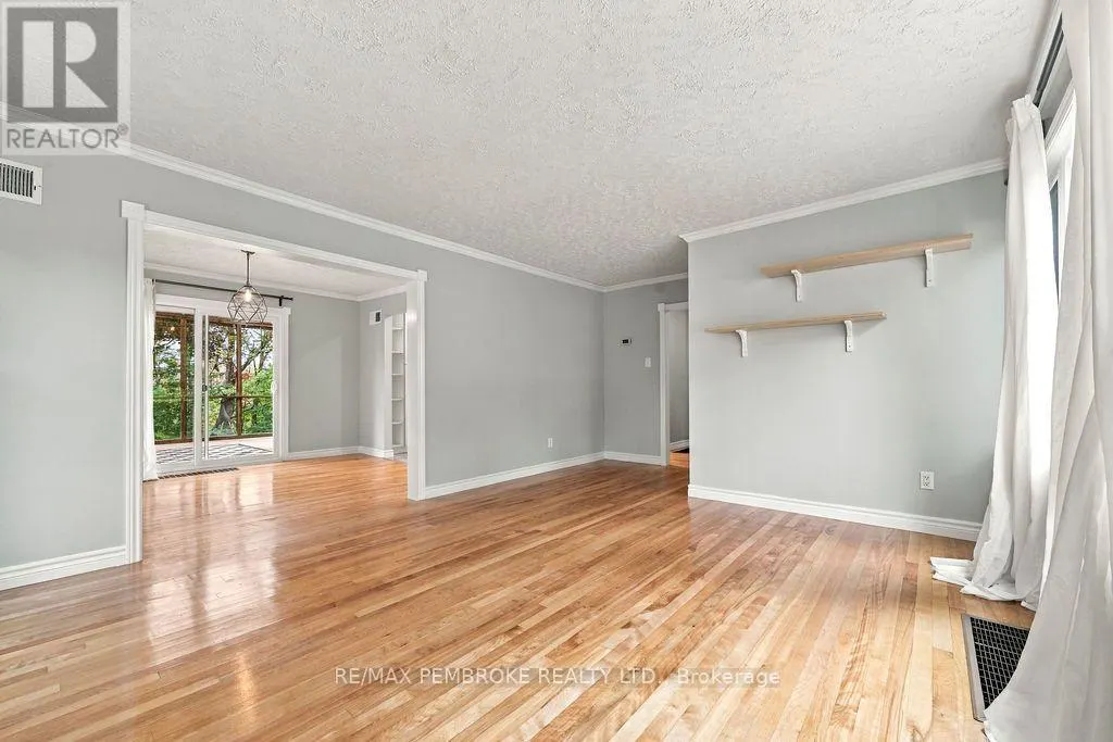 10 LAURIER AVENUE