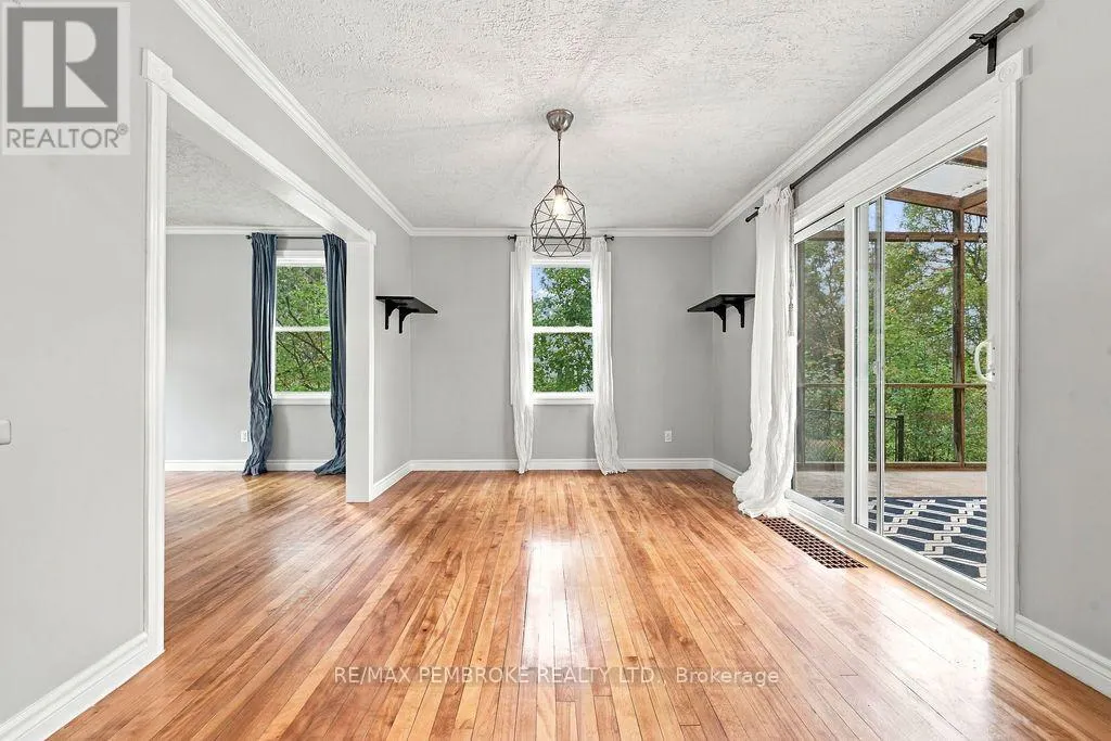 10 LAURIER AVENUE