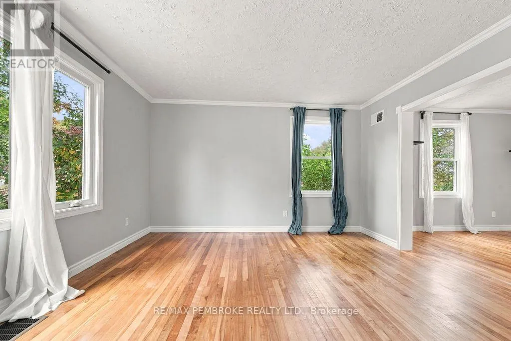 10 LAURIER AVENUE