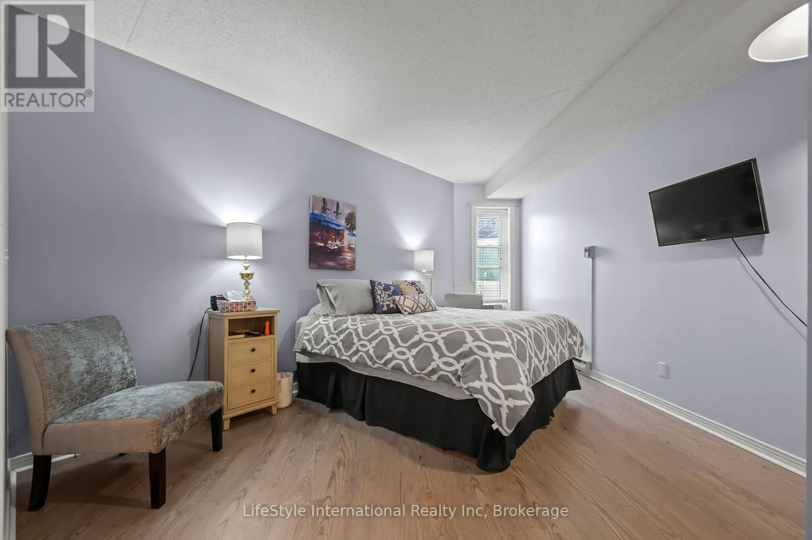 104 - 208 SILVERCREEK PARKWAY N #104