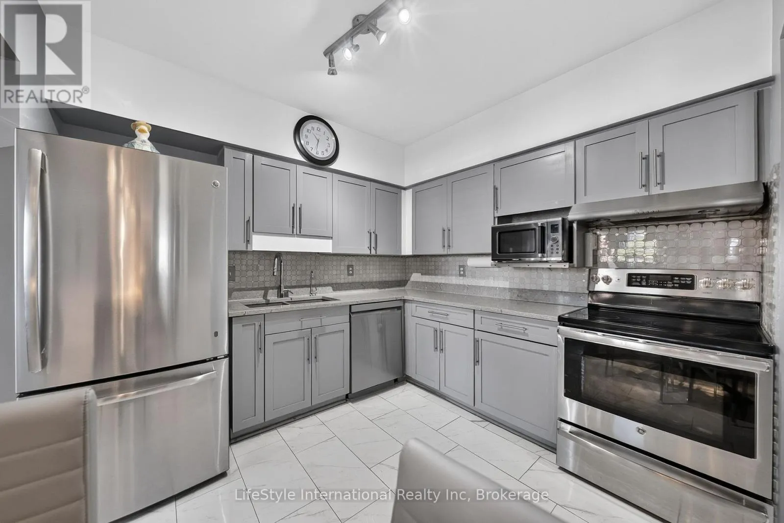 104 - 208 SILVERCREEK PARKWAY N #104