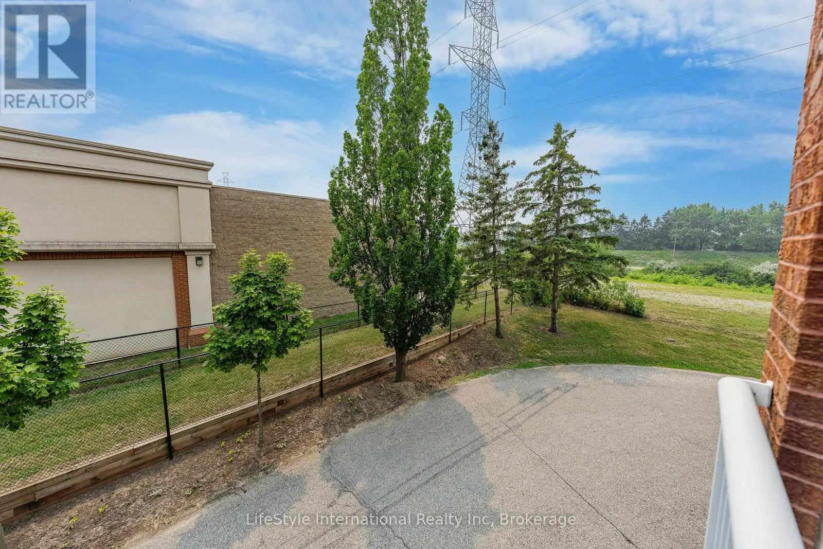 104 - 208 SILVERCREEK PARKWAY N #104
