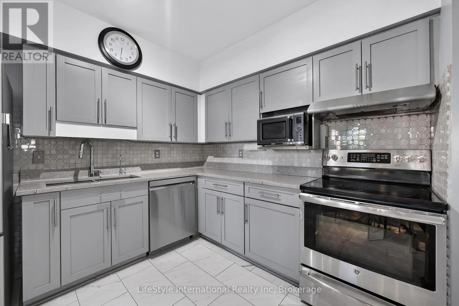 104 - 208 SILVERCREEK PARKWAY N #104