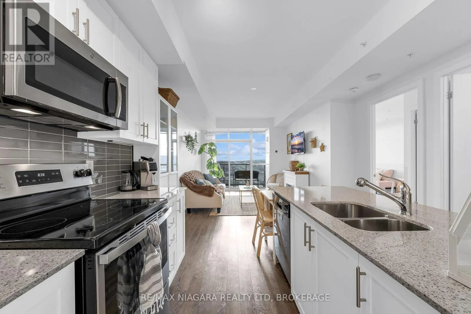 1307 - 550 NORTH SERVICE ROAD #1307