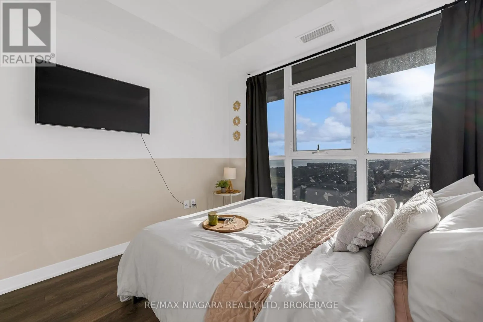 1307 - 550 NORTH SERVICE ROAD #1307
