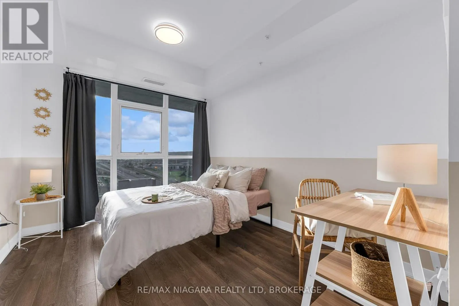 1307 - 550 NORTH SERVICE ROAD #1307
