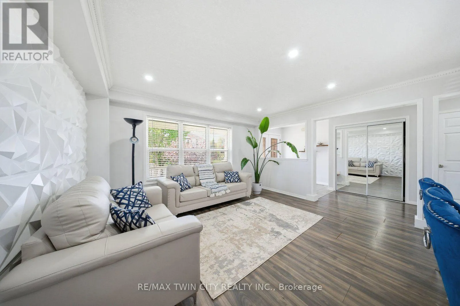 #UPPER - 20 WEBB AVENUE