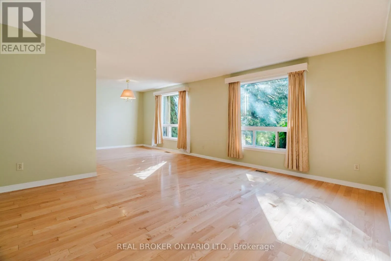 16 GOLD CRESCENT