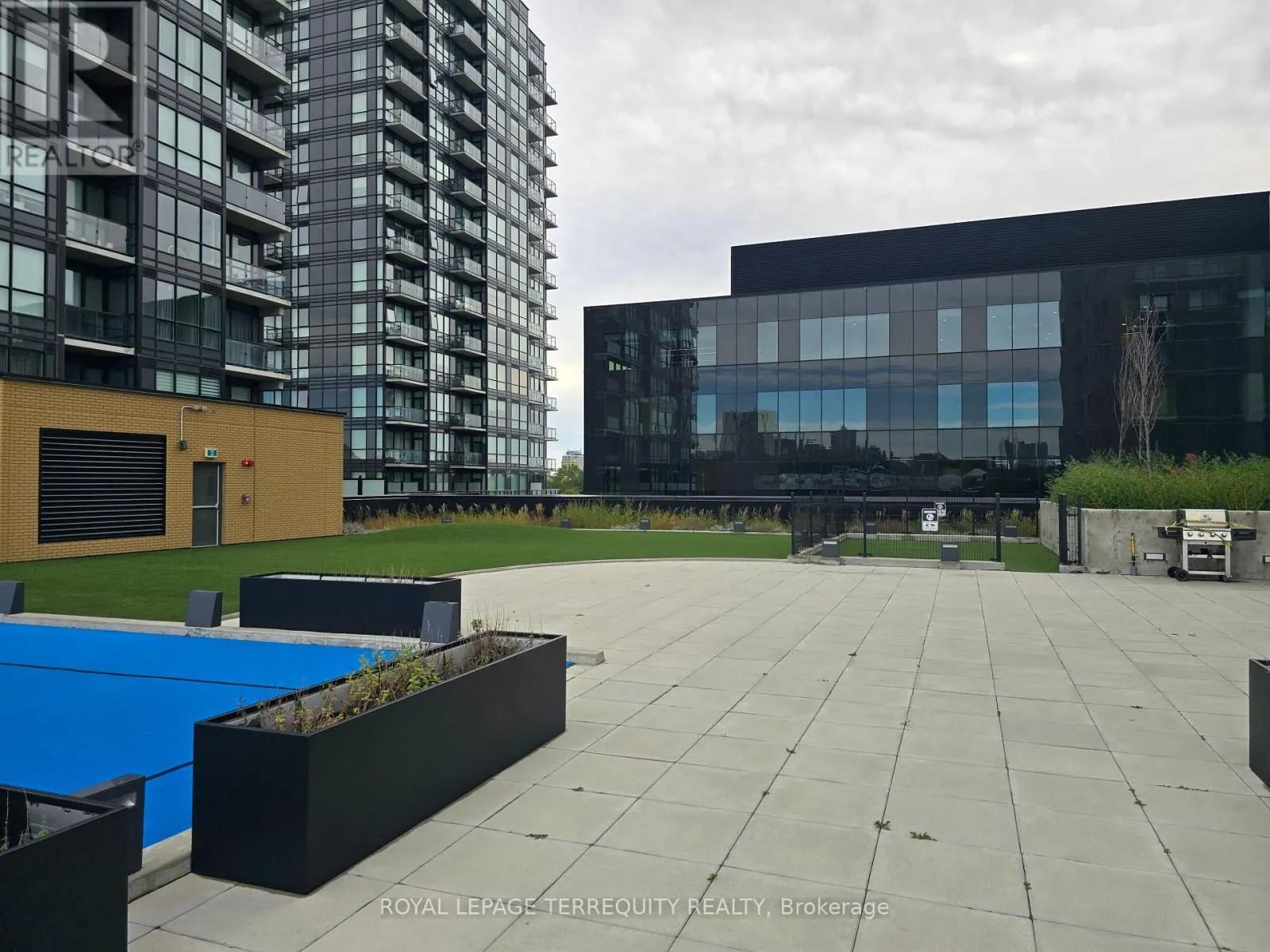 2402 - 108 GARMENT STREET