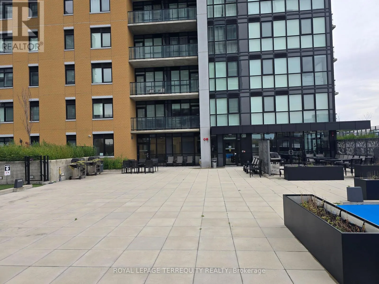 2402 - 108 GARMENT STREET