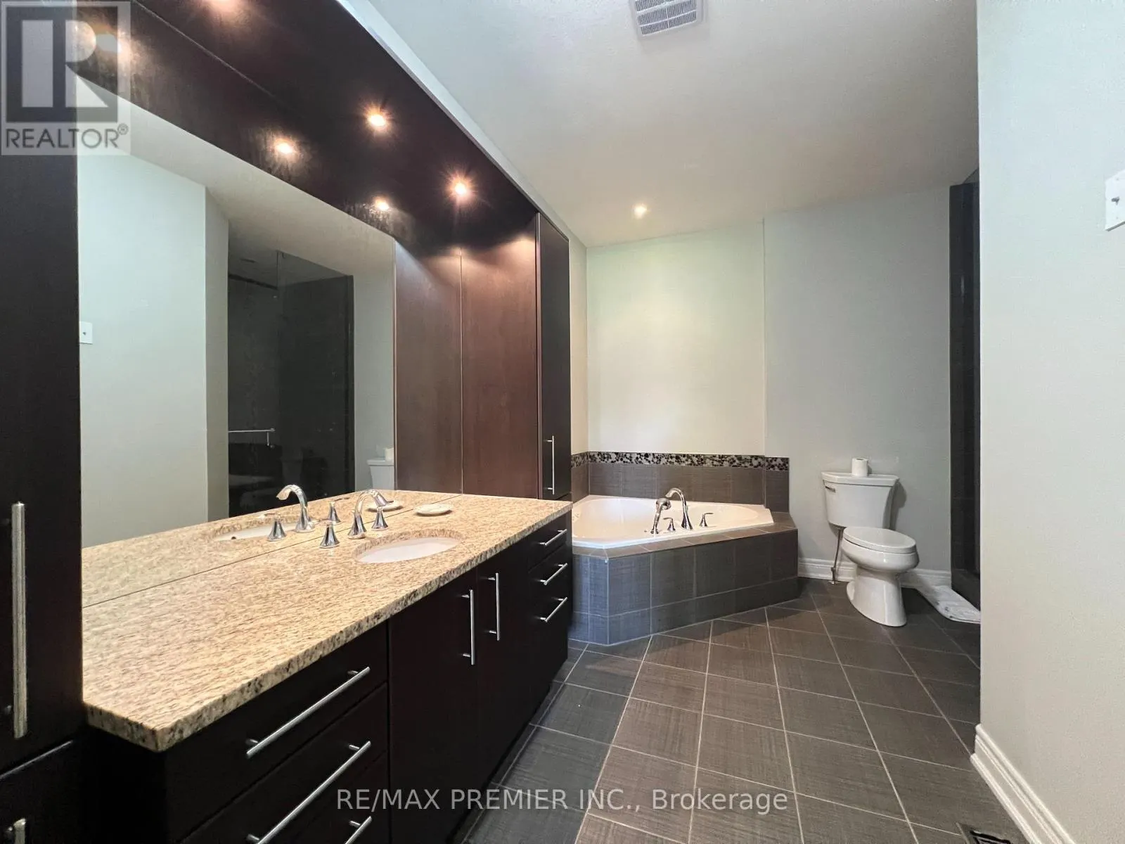 140 - 7673 GREEN VISTA GATE