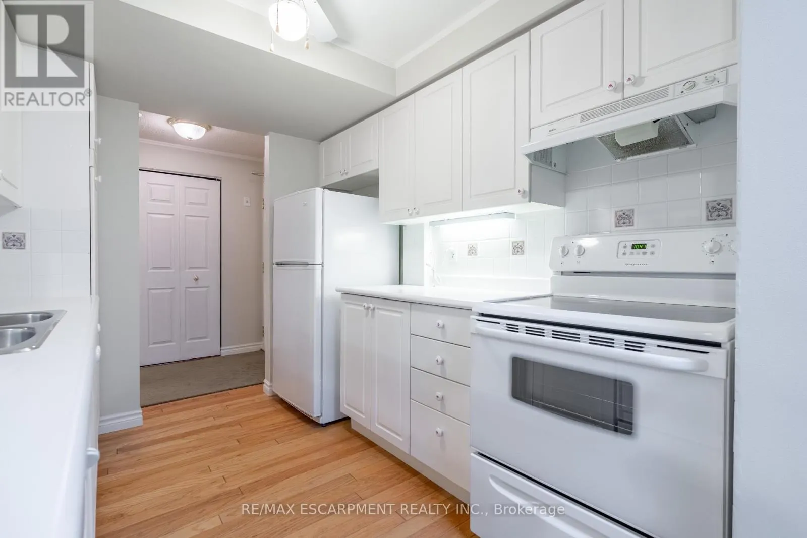 306 - 970 GOLF LINKS ROAD