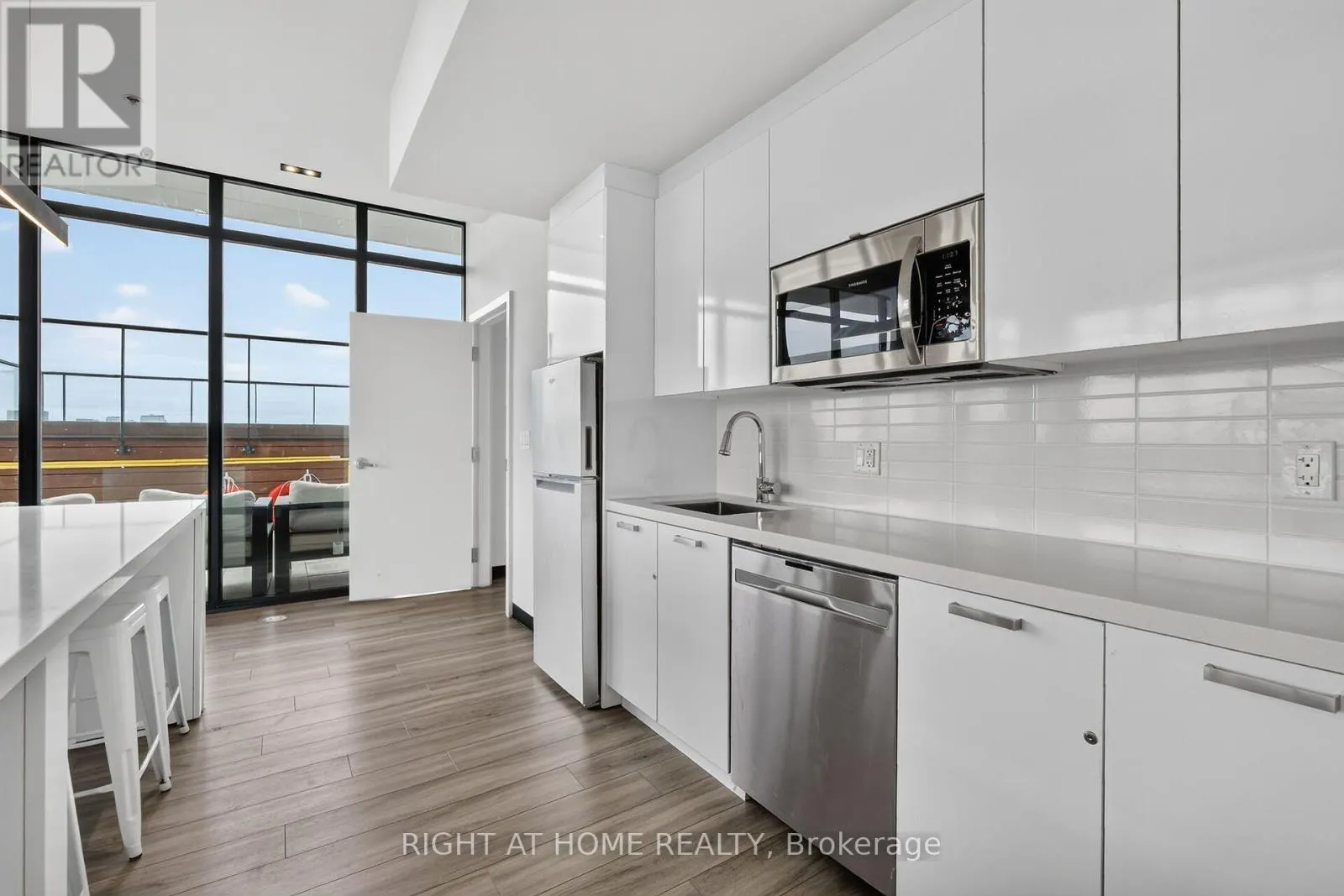 1106 - 203 CATHERINE STREET