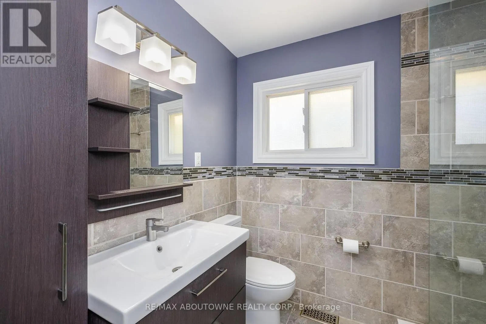 UPPER - 71 LAKESIDE DRIVE