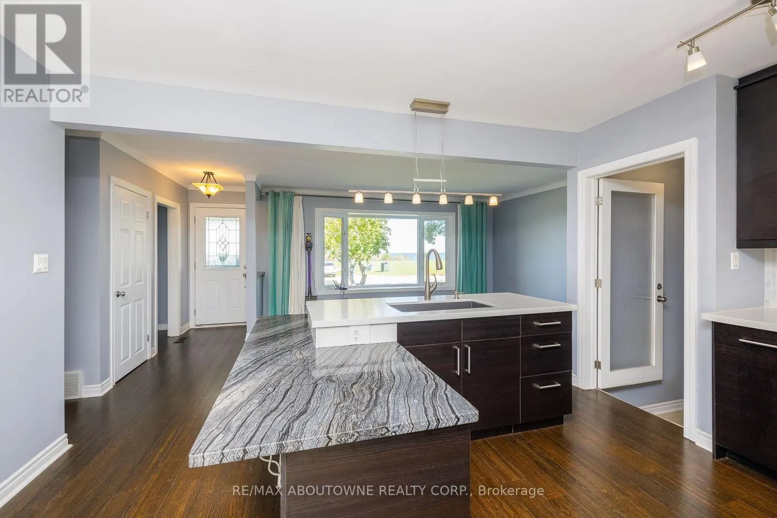 UPPER - 71 LAKESIDE DRIVE