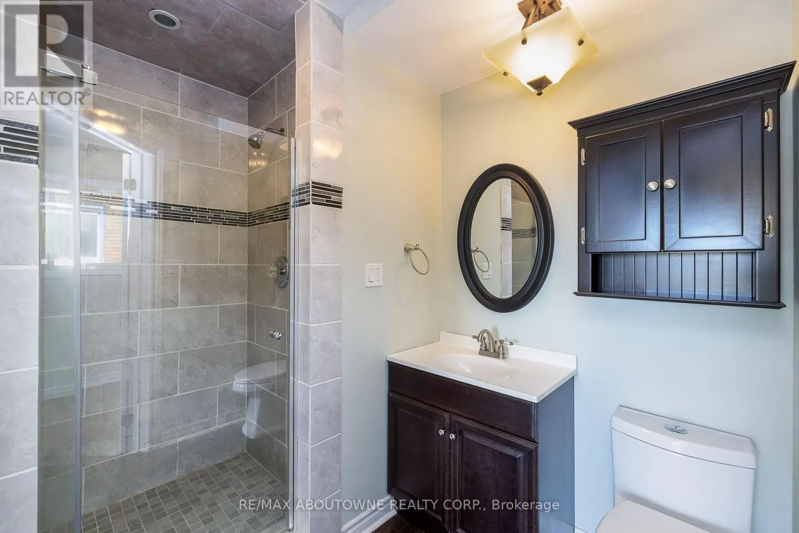 UPPER - 71 LAKESIDE DRIVE