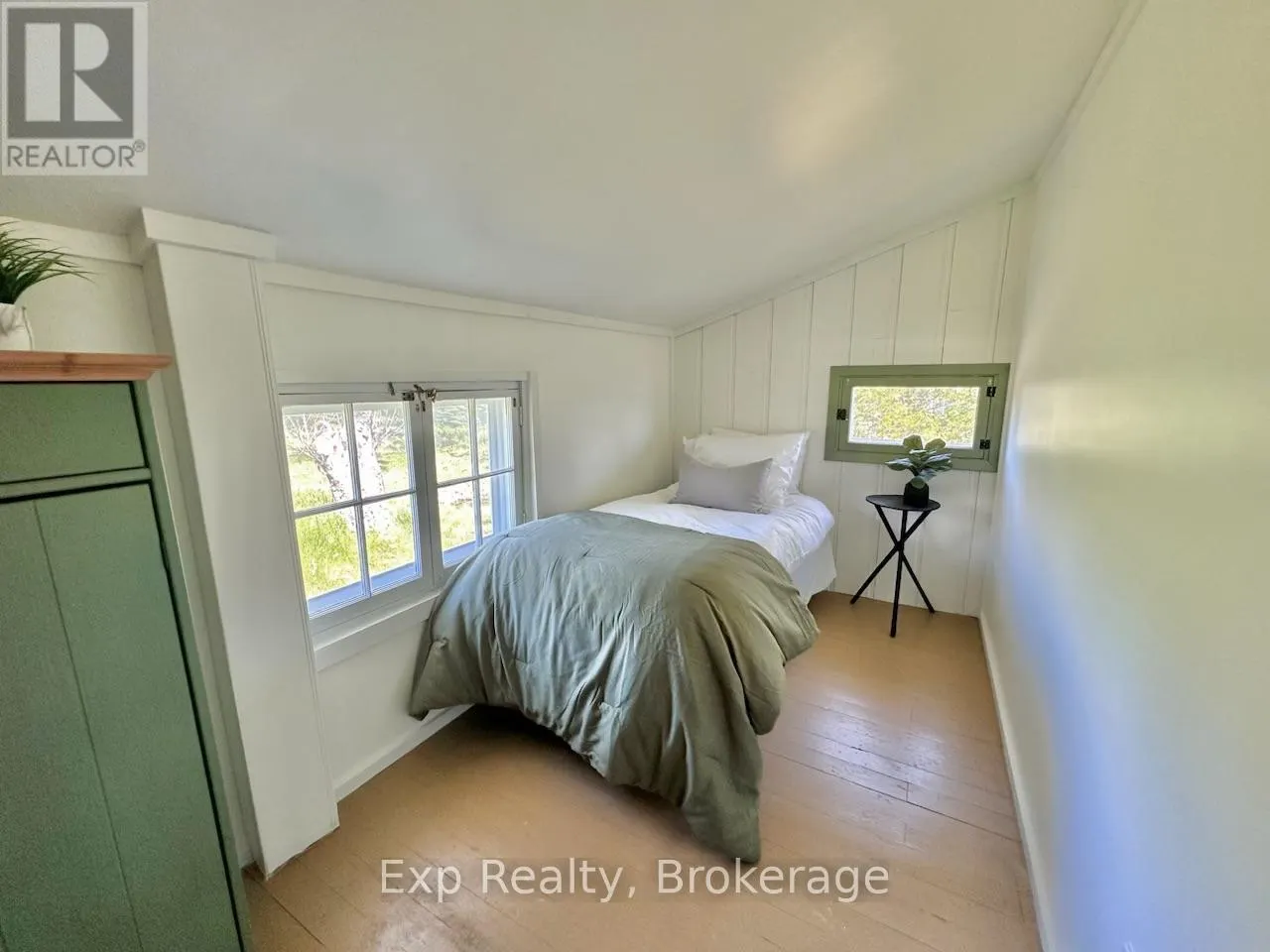 32 QUINTE VIEW ROAD