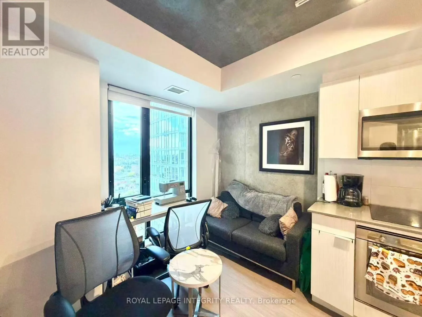 1812 - 105 CHAMPAGNE AVENUE