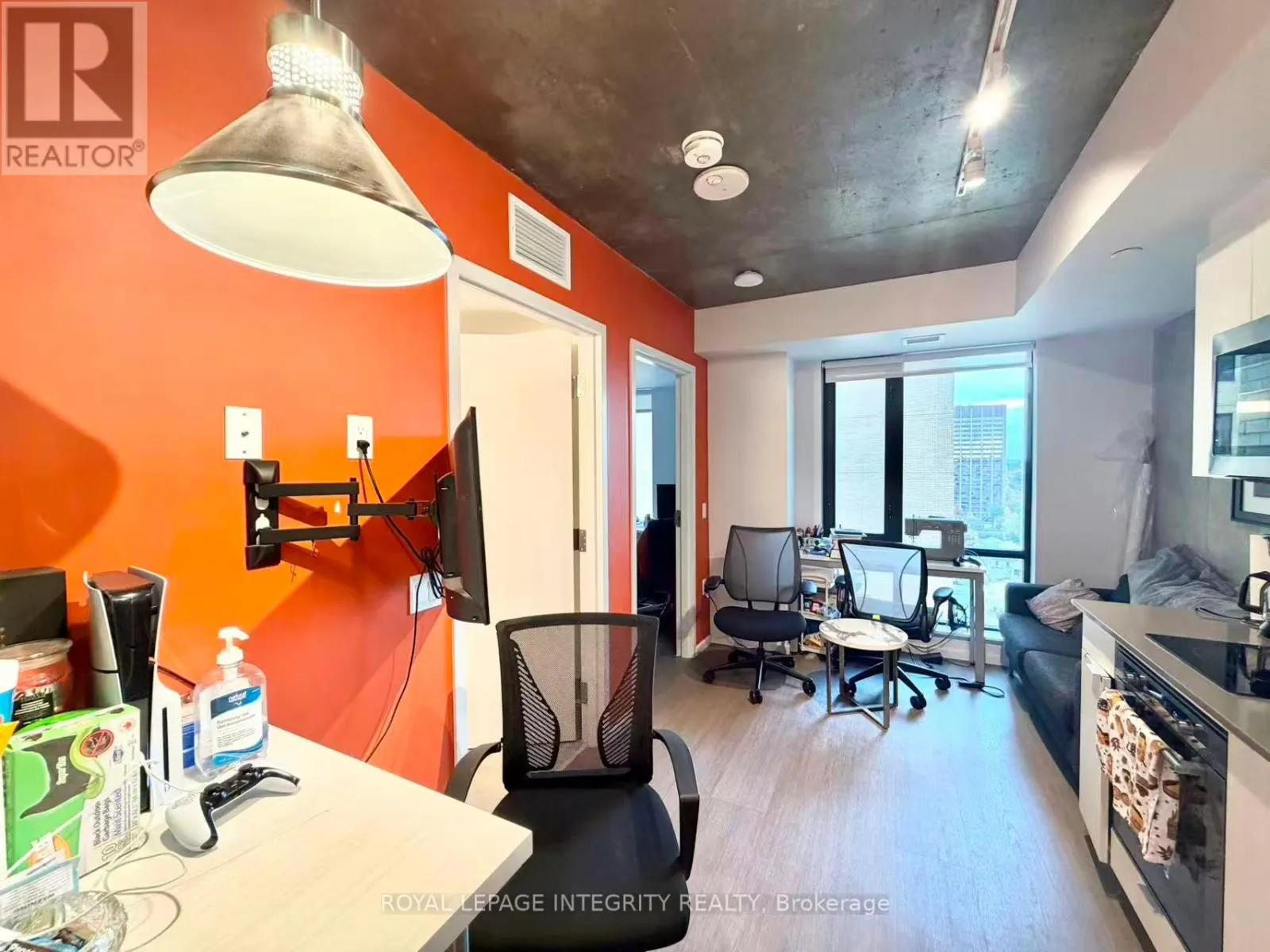 1812 - 105 CHAMPAGNE AVENUE