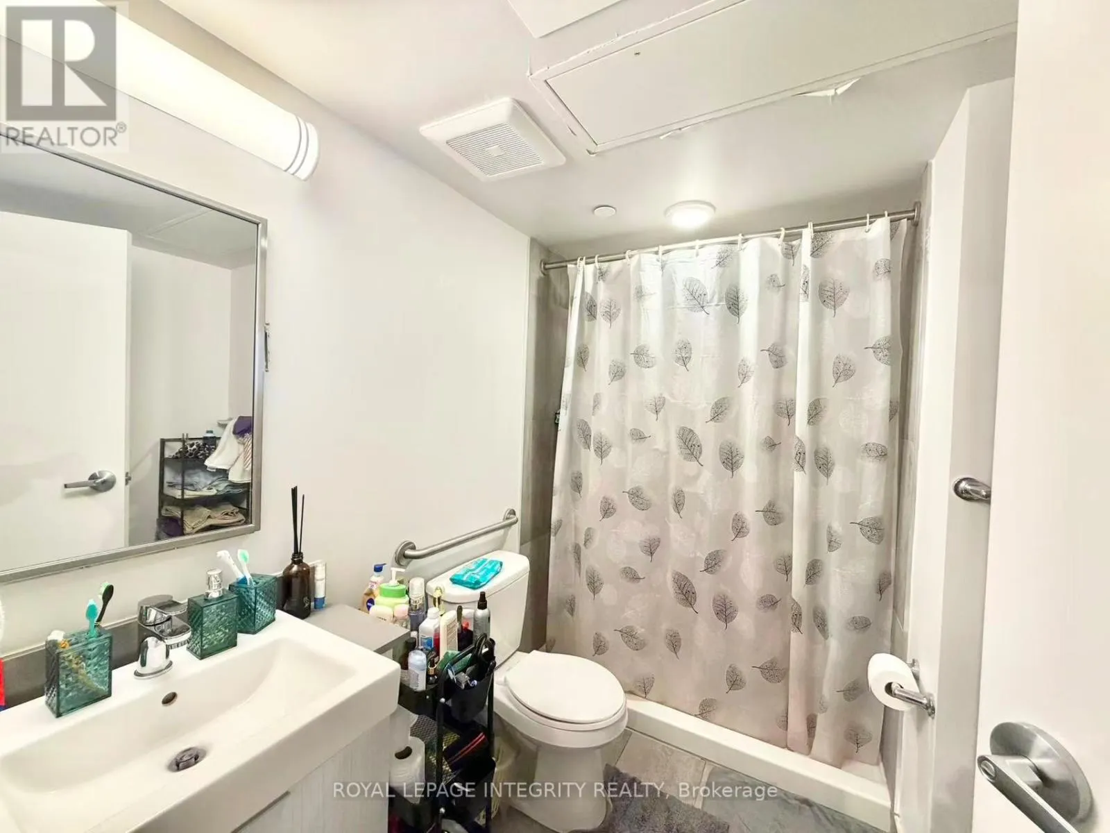 1812 - 105 CHAMPAGNE AVENUE