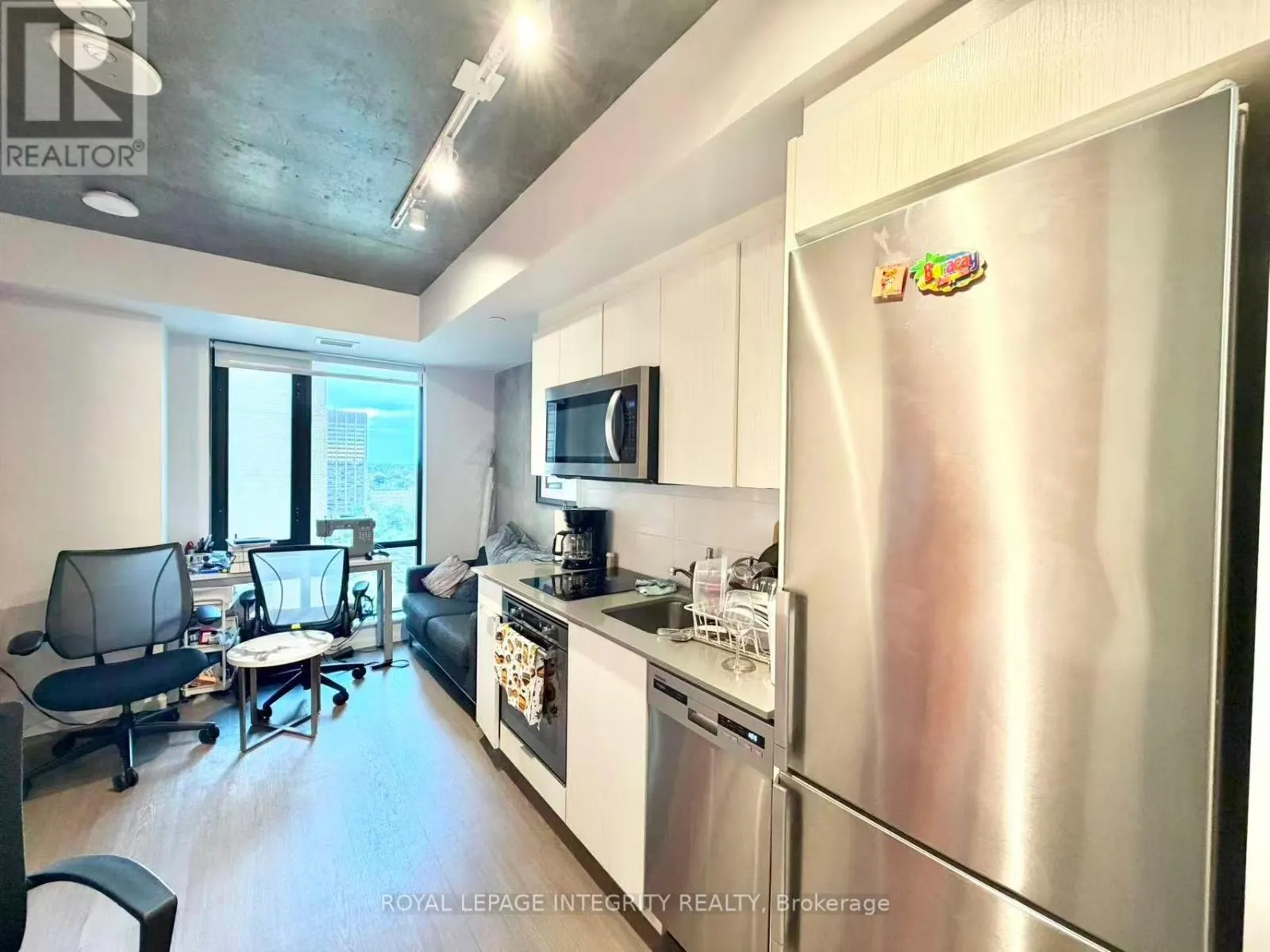 1812 - 105 CHAMPAGNE AVENUE