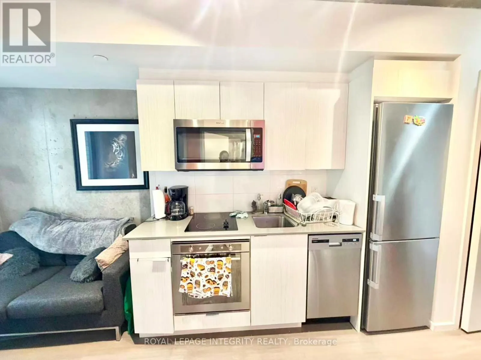 1812 - 105 CHAMPAGNE AVENUE