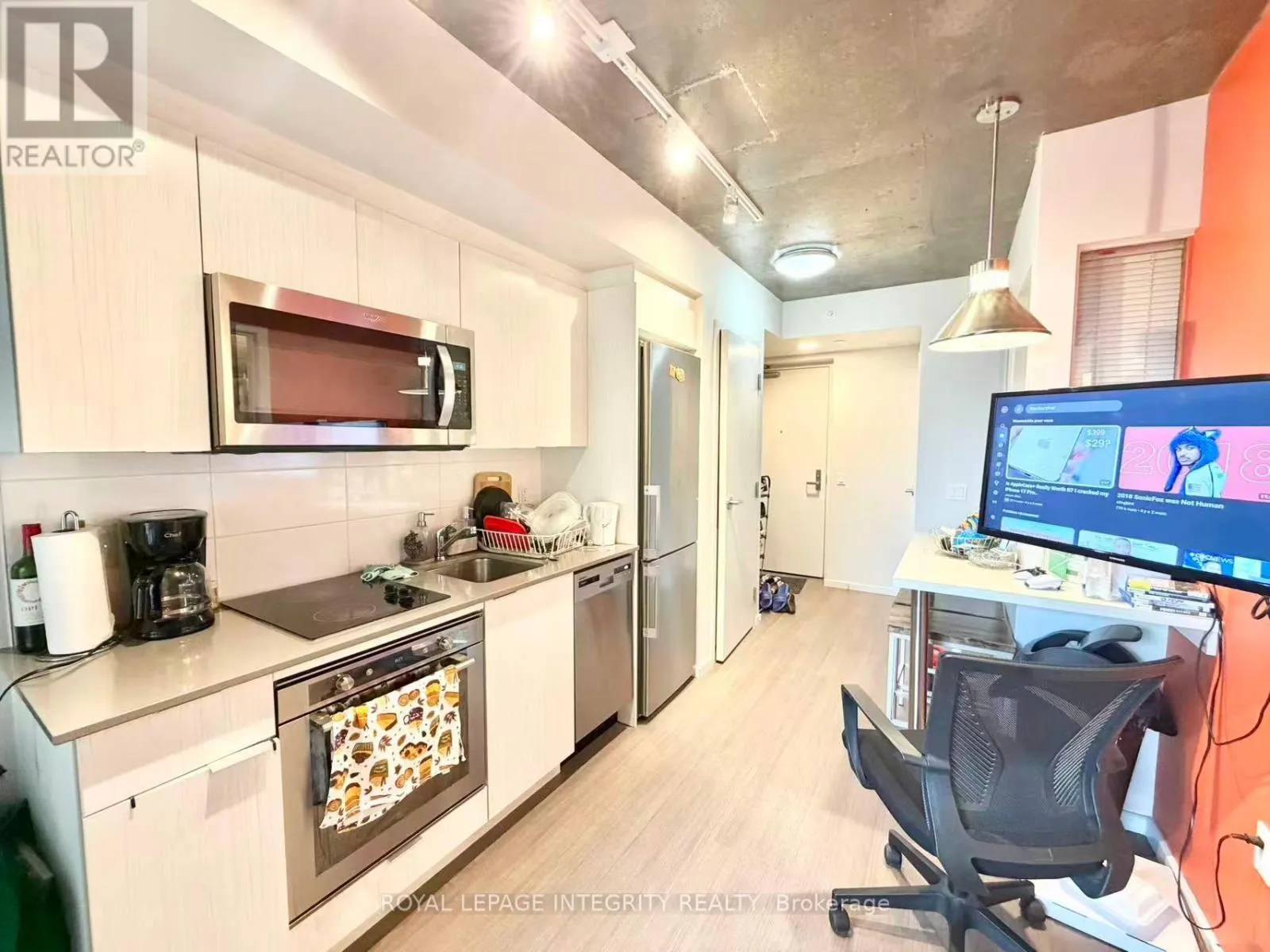 1812 - 105 CHAMPAGNE AVENUE