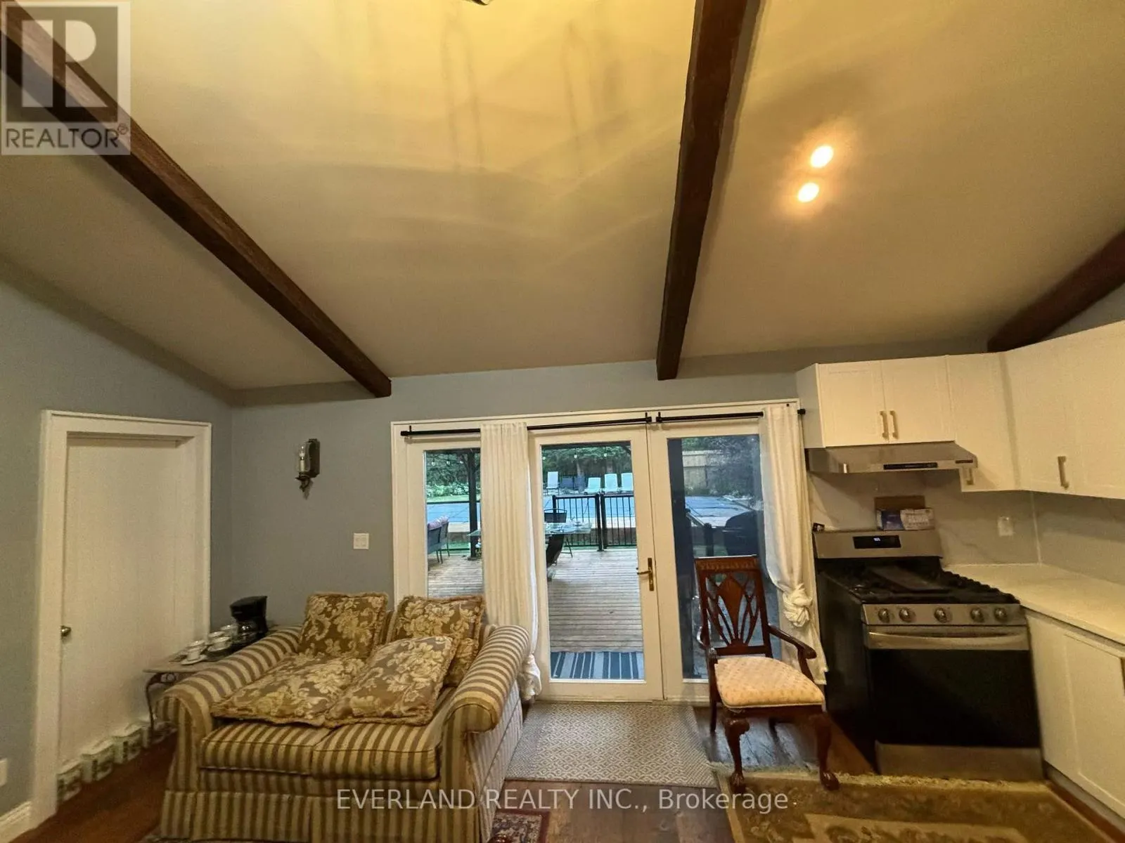 ENSUITE ROOM - 3369 ST PAUL AVENUE