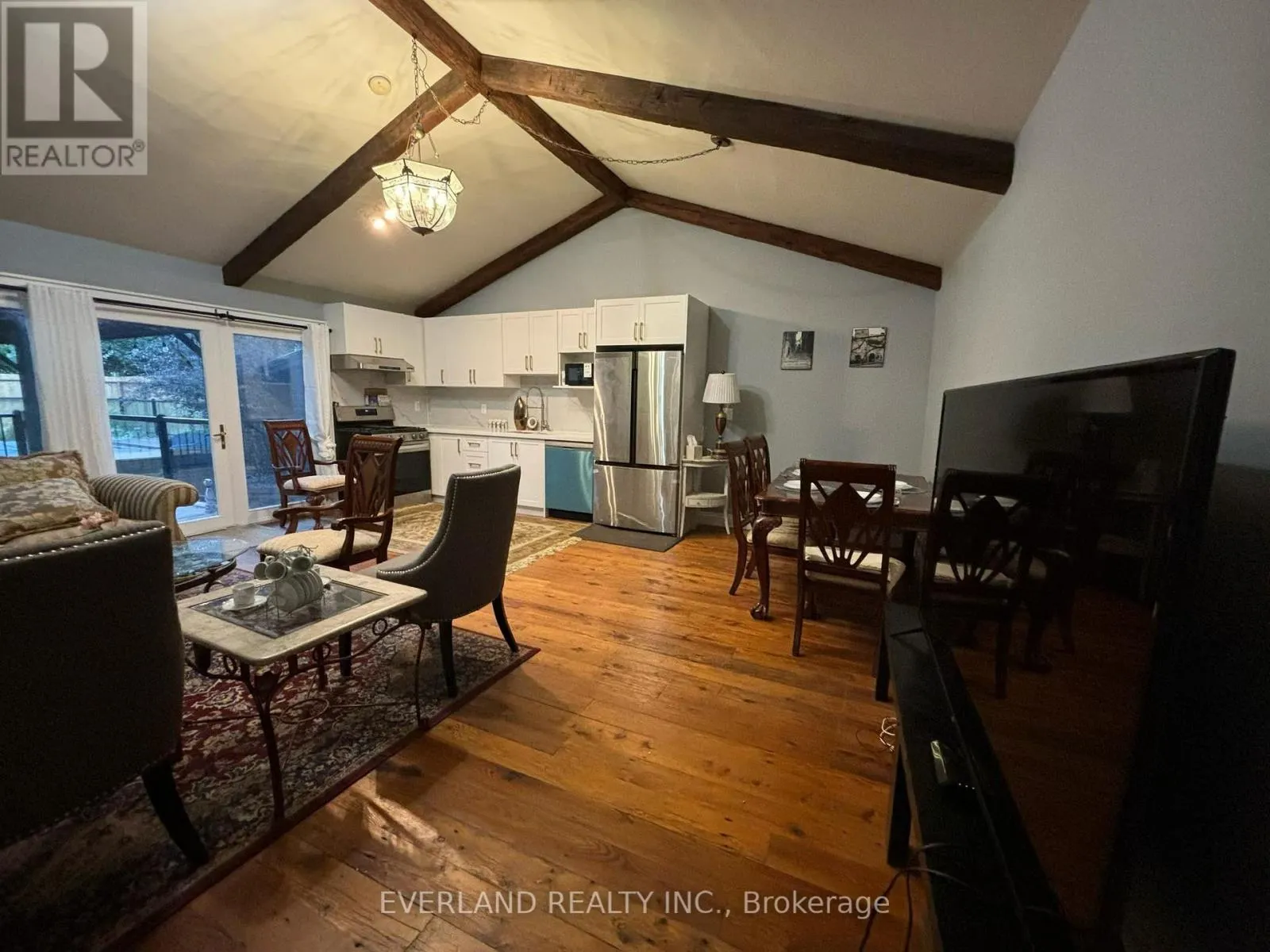 ENSUITE ROOM - 3369 ST PAUL AVENUE