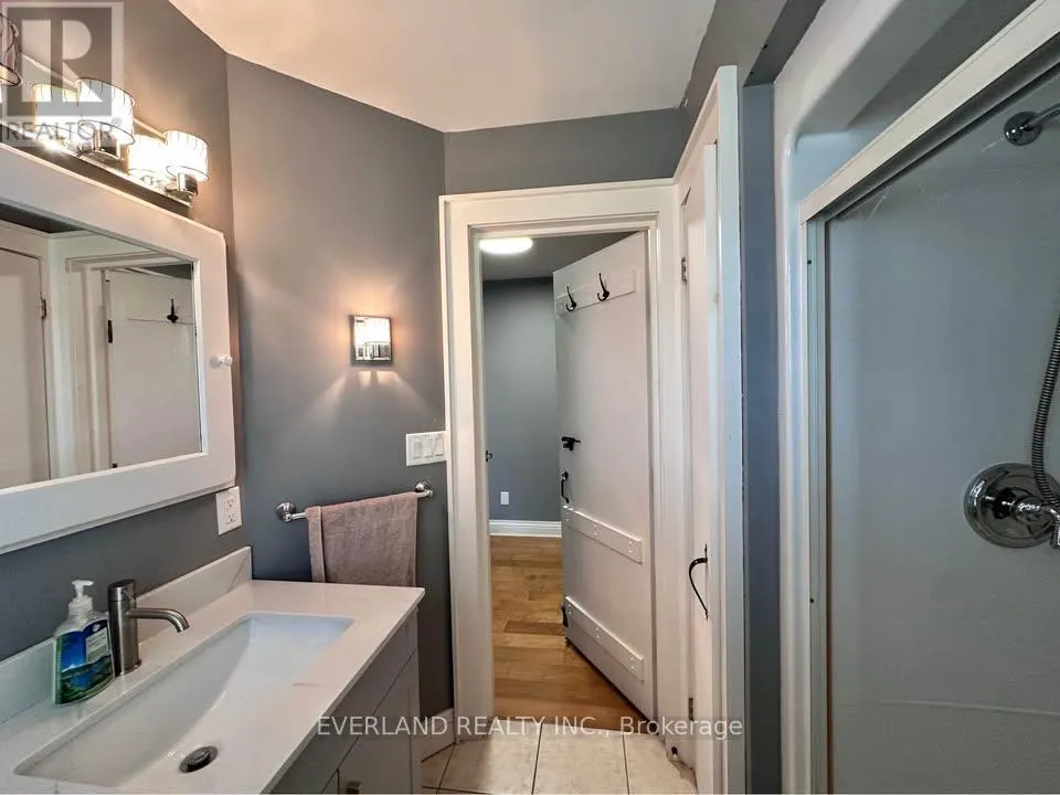 ENSUITE ROOM - 3369 ST PAUL AVENUE
